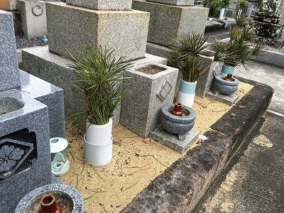 田辺市にて　お墓の花筒交換